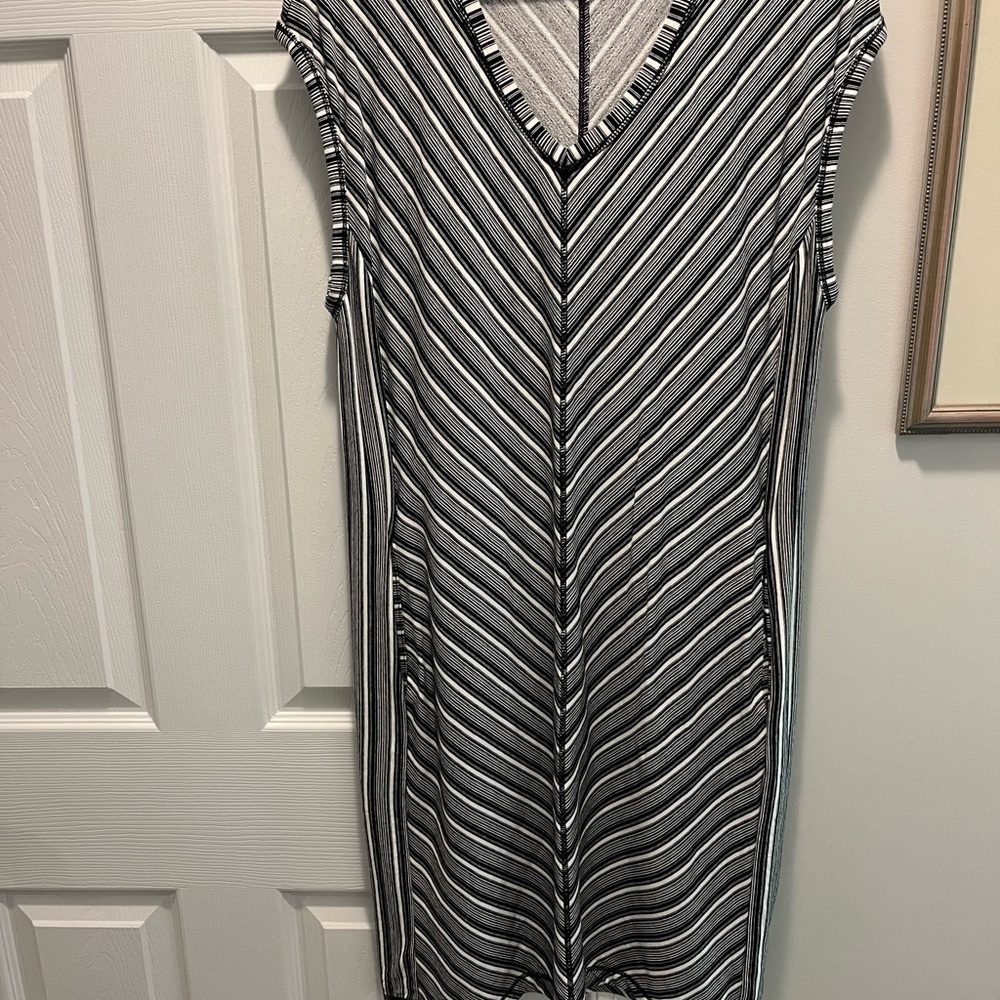 Talbots Black and White Sleeveless V-Neck Sheath Dress